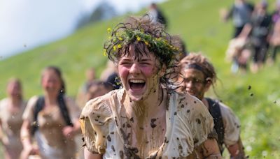 Abby Lampe, de Carolina del Norte, consigue segundo título del “Cheese Rolling”, el extremo concurso en Gran Bretaña - La Noticia