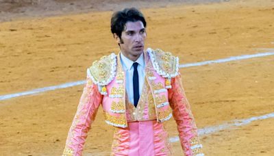 Gran susto para Cayetano Rivera en la plaza de toros de Móstoles que le obligó a pasar por enfermería