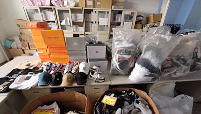 國際品牌服飾1折 淡水警傳統市場查扣近400件仿冒品