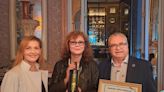 El Ayuntamiento de Carboneros entrega a la actriz Susan Sarandon el galardón del Olivo Solidario