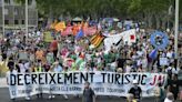 Manifestantes protestam contra o turismo de massa em Barcelona