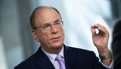 Larry Fink insta a Biden y Trump a continuar con la agenda del “auge económico”