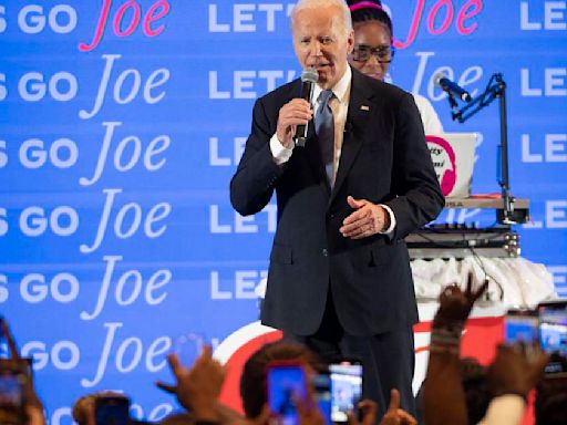 ‘Casi me duermo’: Biden dice que estaba cansado por viajar antes del debate con Trump