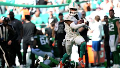 How Jaylen Waddle contract details with Dolphins compare to DeVonta Smith, Tyreek Hill deals