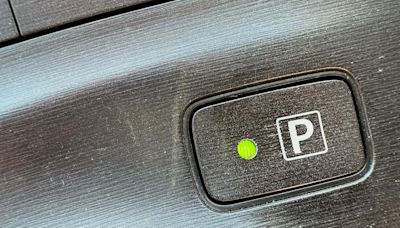 ¿Qué significa la luz 'P' en el carro? Tal vez la ha visto y no le saca provecho