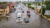 Miles de personas sin luz y calles inundadas tras lluvias intensas en el sur de Florida