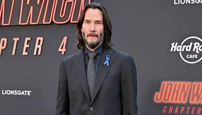 'Tropezó con una alfombra': así se fracturó la rodilla Keanu Reeves