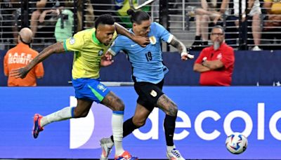 Uruguay, con defensa diezmada defensa pero ataque letal, y una inspirada Colombia van por la final