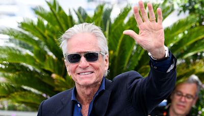 Michael Douglas celebra por adelantado su 80 cumpleaños con sus vecinos de Valldemossa entre horchata y bailes regionales