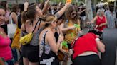 Ministro de Turismo español condena el uso de pistolas de agua contra los turistas en Barcelona