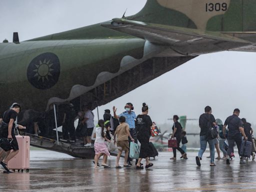 澎湖機場因颱風停飛 今逾4000人排隊候補擠爆 空軍支援疏運