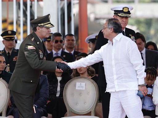 Colombia celebra Día de la Independencia con desfile militar marcado por abucheos a Petro