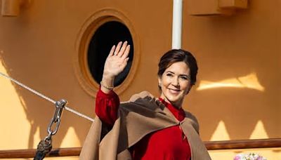 Mary de Dinamarca se despide de Suecia con el vestido de invitada rojo que tienen tres 'royals' nórdicas