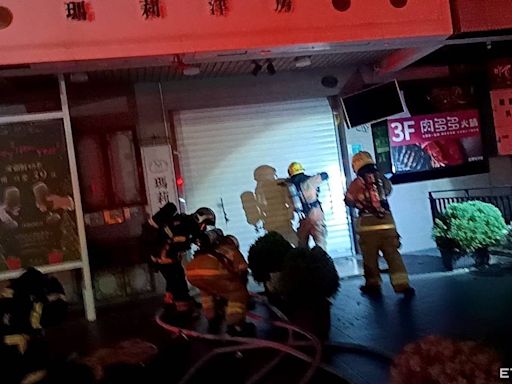 台南安平餐廳半夜驚傳火警 消防人員出水搶救