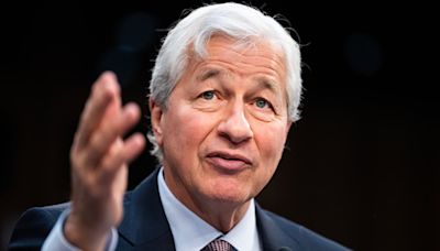 Jamie Dimon says he still sees a recession on the horizon