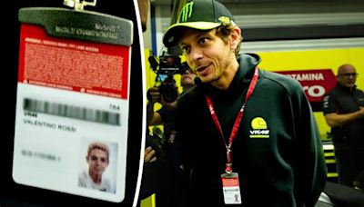 Valentino Rossi entra nel paddock della MotoGP con un pass che solo lui può avere: è irriconoscibile