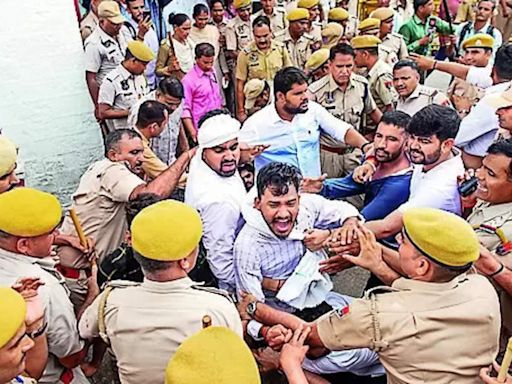 Police cane students demanding union polls at Rajasthan University, detain 24 | Jaipur News - Times of India