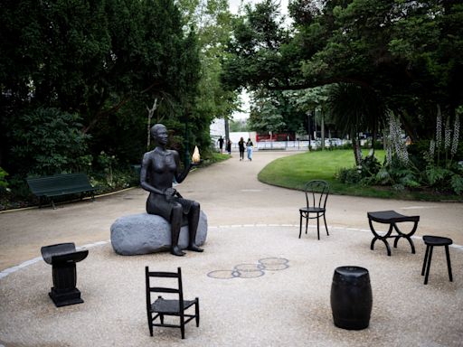 La sculpture des JO de Paris, « Salon », dévoilée au pied des Champs-Élysées