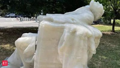 Abraham Lincon's iconic civil war statue loses its 'head' in Washington DC; See viral pics