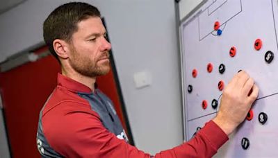 Xabi Alonso, campeón desde un compendio de pizarras