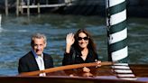 Carla Bruni : selfie et coeur avec les mains, ces images presqCarla Bruni : selfie et coeur avec les mains, ces images presque incroyables de Nicolas Sarkozyue incroyables de Nicolas Sarkozy
