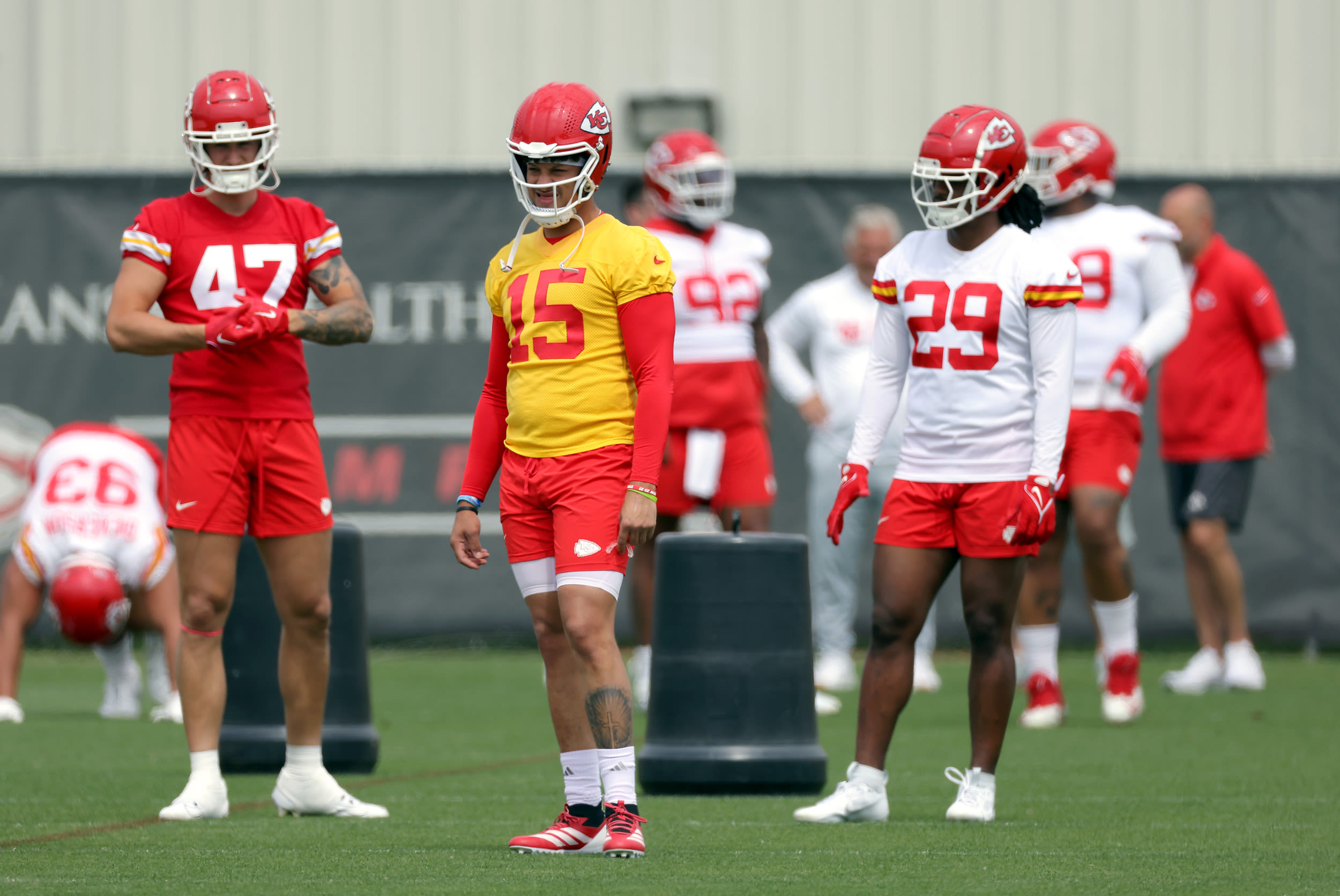 Chiefs' Patrick Mahomes Forced to Stop Intrasquad Fight During Practice