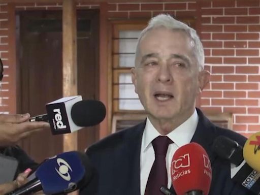 El expresidente colombiano Álvaro Uribe, acusado formalmente de soborno de testigos y fraude