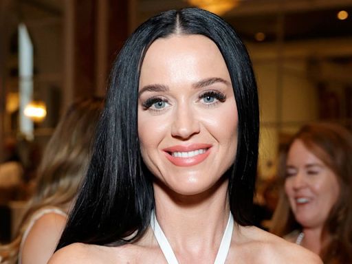 Mãe de Katy Perry cai em foto criada por IA da cantora no Met Gala 2024