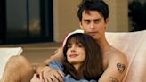 Anne Hathaway presenteou par romântico de novo filme com pintura de pastilha para mau hálito após cenas de pegação, revela ator