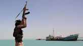 Cuál es la importancia estratégica del estrecho de Mandeb, la zona en que los hutíes atacan a los barcos en el mar Rojo