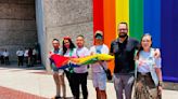 Colocan bandera LGBT+ en el Infonavit luego de que líder sindical la rompió