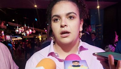 Como toda una mean girl, Lucero Mijares cumple con código de vestimenta rosa en el estreno de la obra