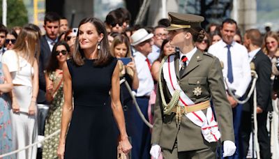 La reina Letizia luce en Pontevedra el vestido 'navy' perfecto para llevar en cualquier época del año