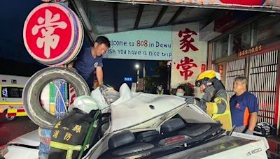 快訊/台東重大車禍！轎車失控撞進海鮮餐廳 車內2人送醫不治