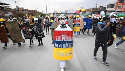 La dura condena contra miembros de la “primera línea” colombiana del estallido social de 2019 - La Tercera