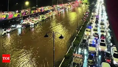 200mm rain in 5 hours swamps Mumbai, results in 4 deaths - Times of India