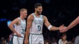 Celtics derrotan 124-114 a Nets, con doble doble de Tatum y Holiday