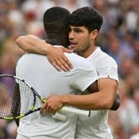 Thriller: Carlos Alcaraz embraces Frances Tiafoe after his five-set win on Friday