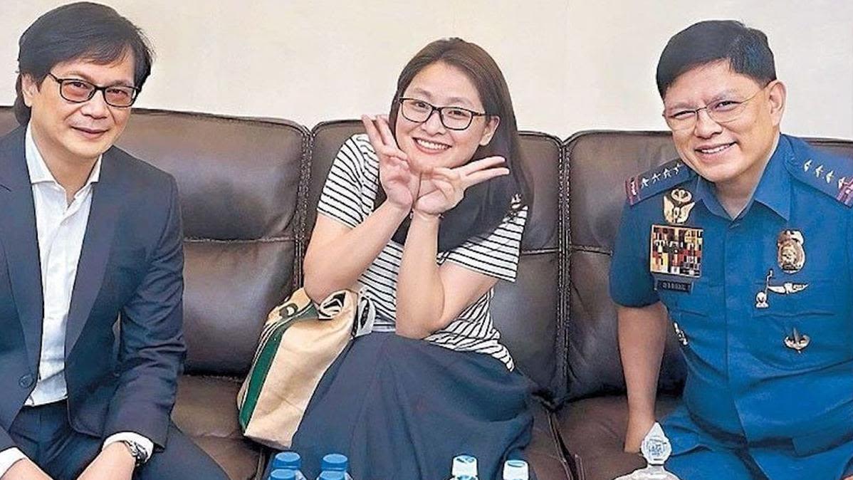 Fury as Filipino officials pose with 'China spy mayor'