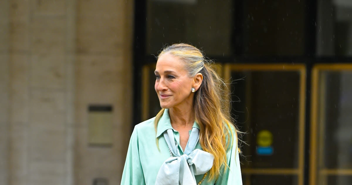 Carrie Bradshaw Spotted With Her First 'AJLT' Season 3 Statement Bag