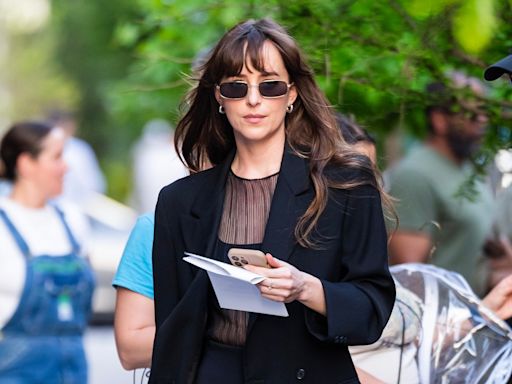 Las zapatillas Nike de Dakota Johnson combinan con todo (y no, no son blancas)