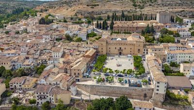 El pueblo cerca de Madrid que es uno de los más bonitos de España: una villa ducal, hogar de poetas y un impresionante patrimonio