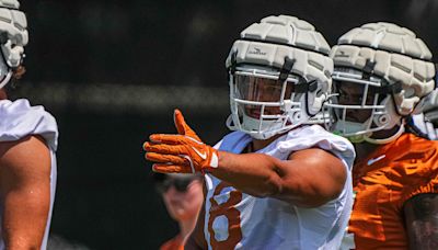 Texas football edge rusher Trey Moore blows linemen away with impressive bench press