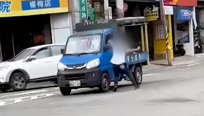 男子疑情緒失控 衝路中揮拳捶玻璃猛搖車窗