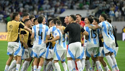 El 'Dibu' Martínez lleva a Argentina a semifinales y espera por Canadá o Venezuela