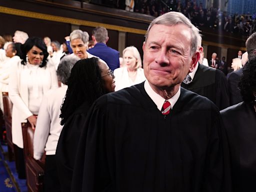 “He is alone”: Experts say "extreme" ruling shows John Roberts has "lost his authority" over SCOTUS