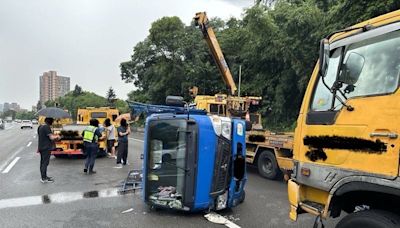 快訊／國道3號南向土城段！小貨車擦撞轎車「90度側翻」全線車道封閉