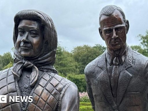 Elizabeth II: Statue of queen, Philip and corgis sparks debate