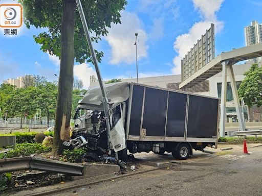 香港仔貨車失控剷上行人路 司機受傷一度被困