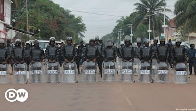 Polícia guineense dispersa manifestantes em tribunal – DW – 24/05/2024